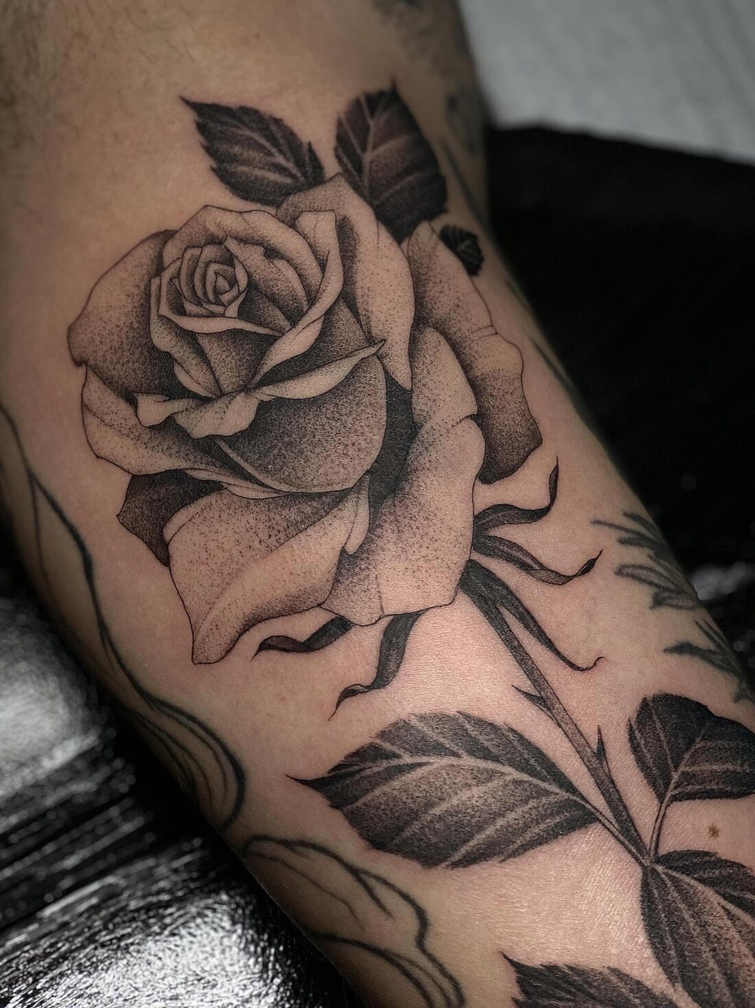 Tatouage rose black and grey sur avant-bras par Charlène Messmer