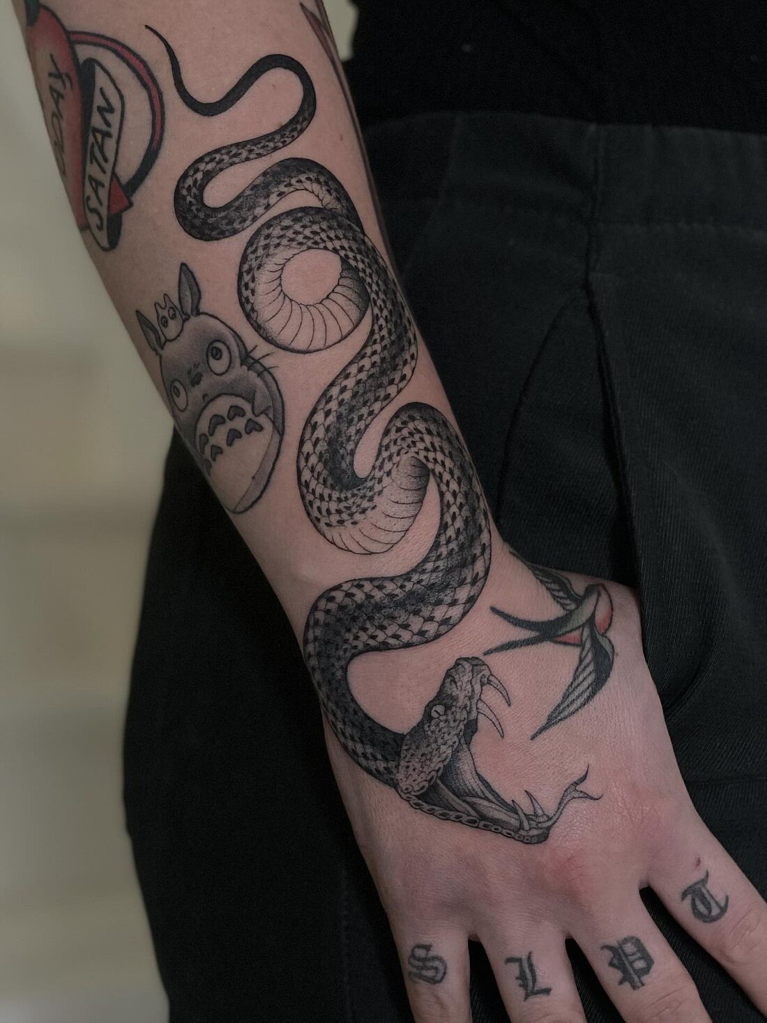 Serpent fine line sur l'avant-bras