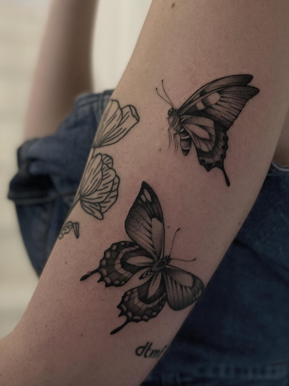 Papillons fine line sur le bras